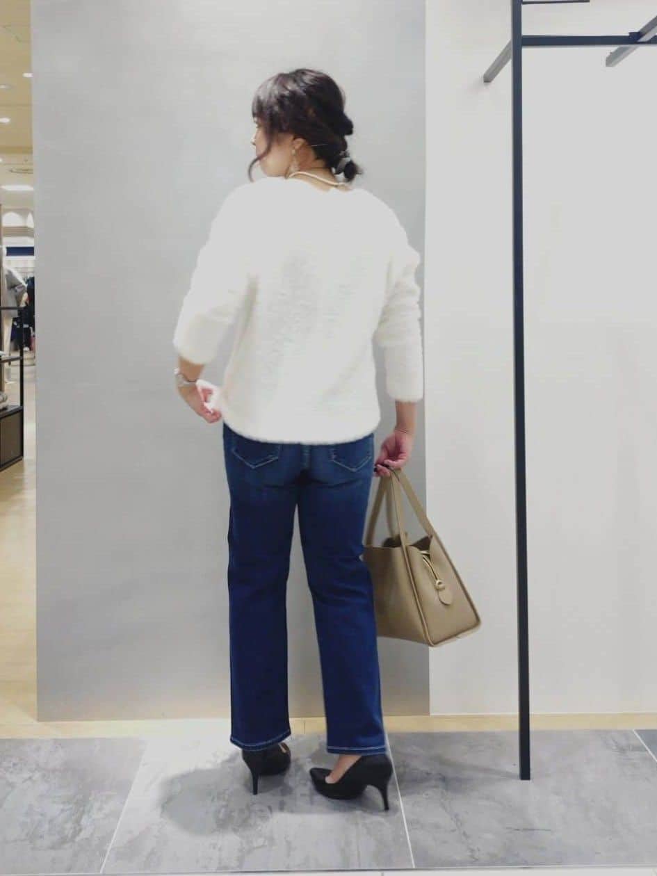 TOMOMIさんの「INDIVI｜【褒められデニム】スリムストレート デニムパンツ」を使ったコーディネート