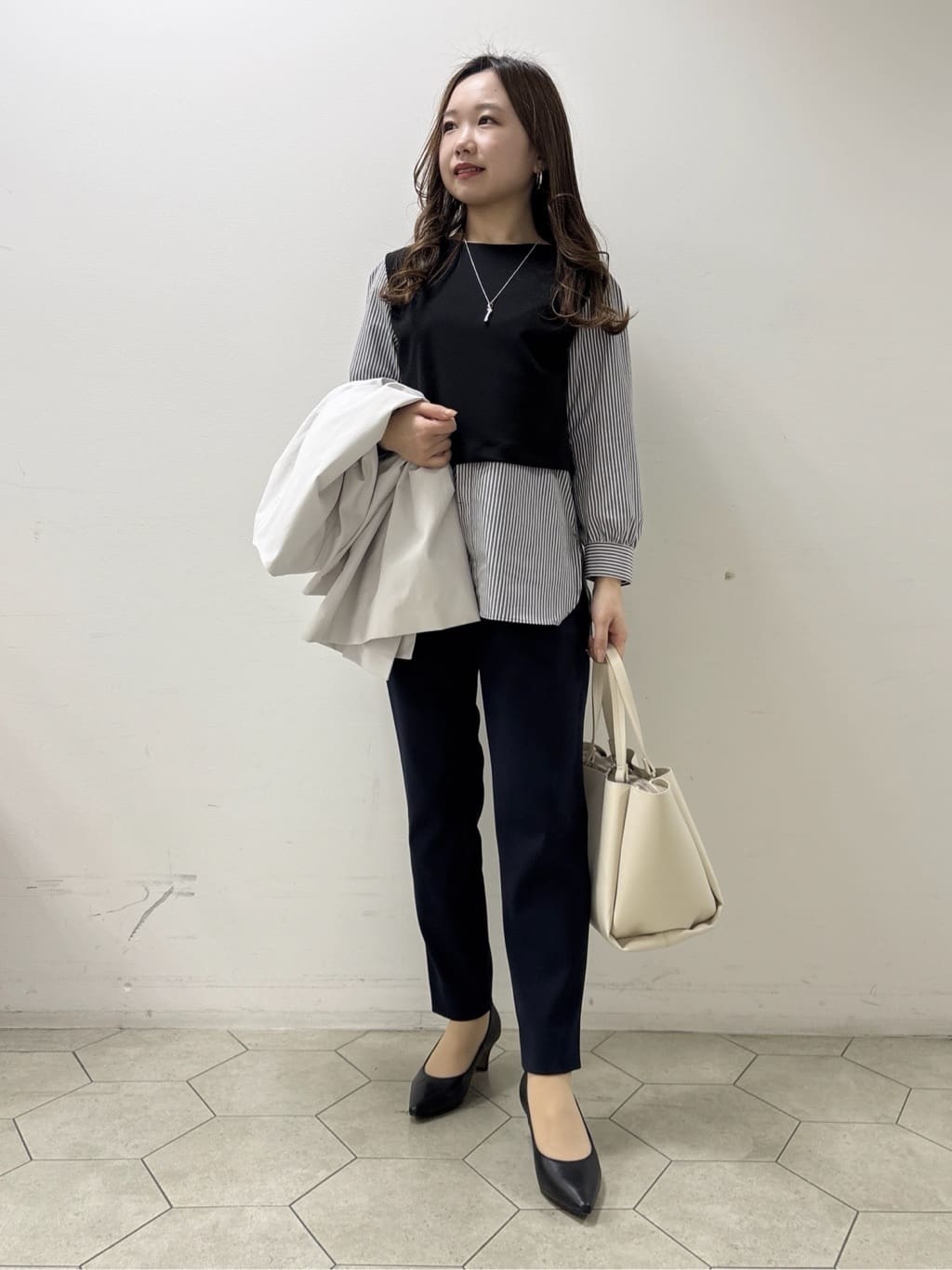 kahoさんの「INDIVI｜【撥水/軽量】ミドル丈 ミニマルトレンチコート」を使ったコーディネート