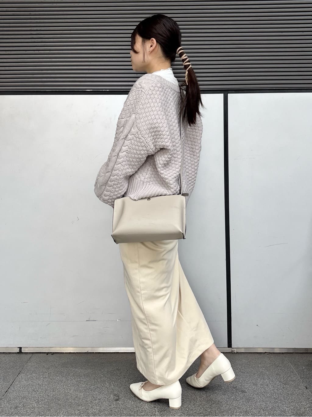 まっきーさんの「ESPERANZA｜ビジューリボンポインテッドパンプス」を使ったコーディネート