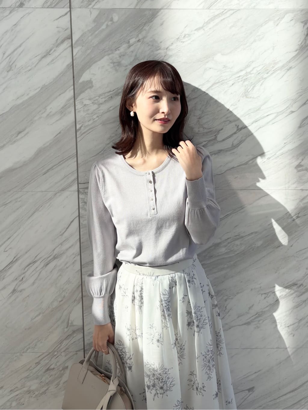 みさかさんの「index｜ビジューボタンヘンリーネックニット【洗濯機OK】」を使ったコーディネート