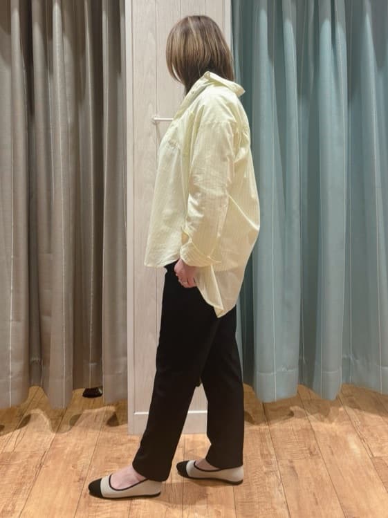 HANAさんの「SHOO･LA･RUE｜【体型カバー】バックギャザーで魅せる オーバーサイズシャツ」を使ったコーディネート