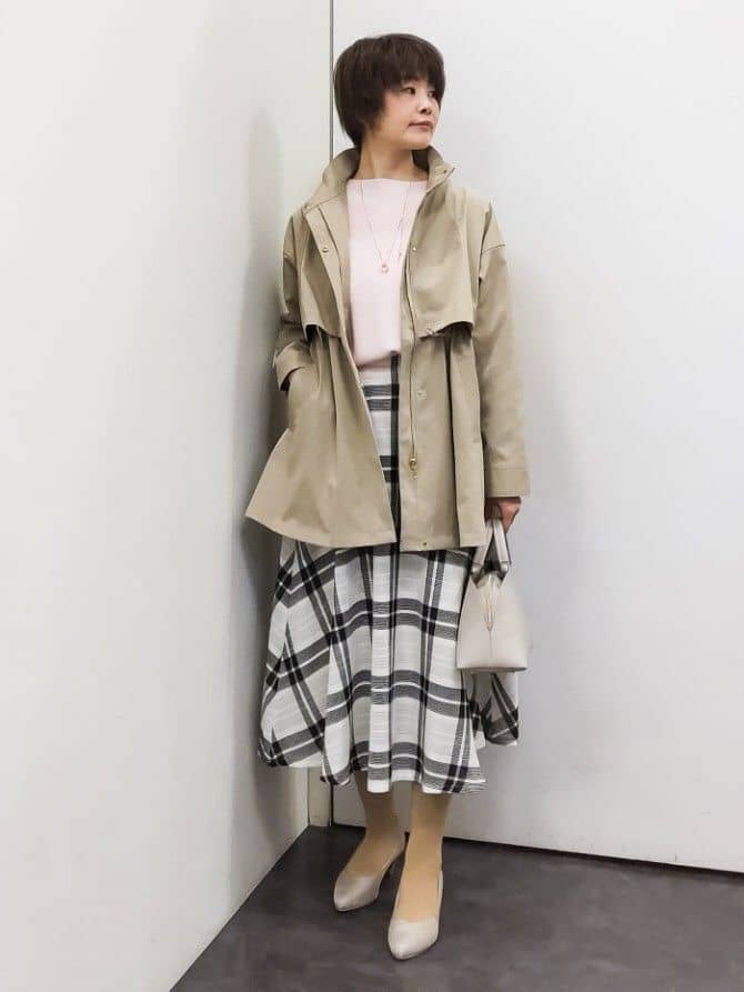 やまちゃんさんの「grove｜【撥水／シルエット2WAY】羽織るだけでサマになる、スタンドネックテントラインコート」を使ったコーディネート
