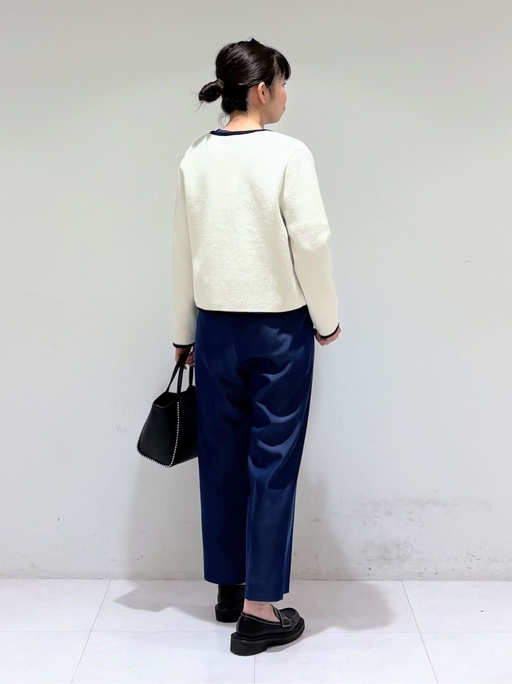 tsuyuさんの「INDIVI｜【ミドルサイズ／合皮／ショルダー付】スタッズ風メタルバッグ」を使ったコーディネート