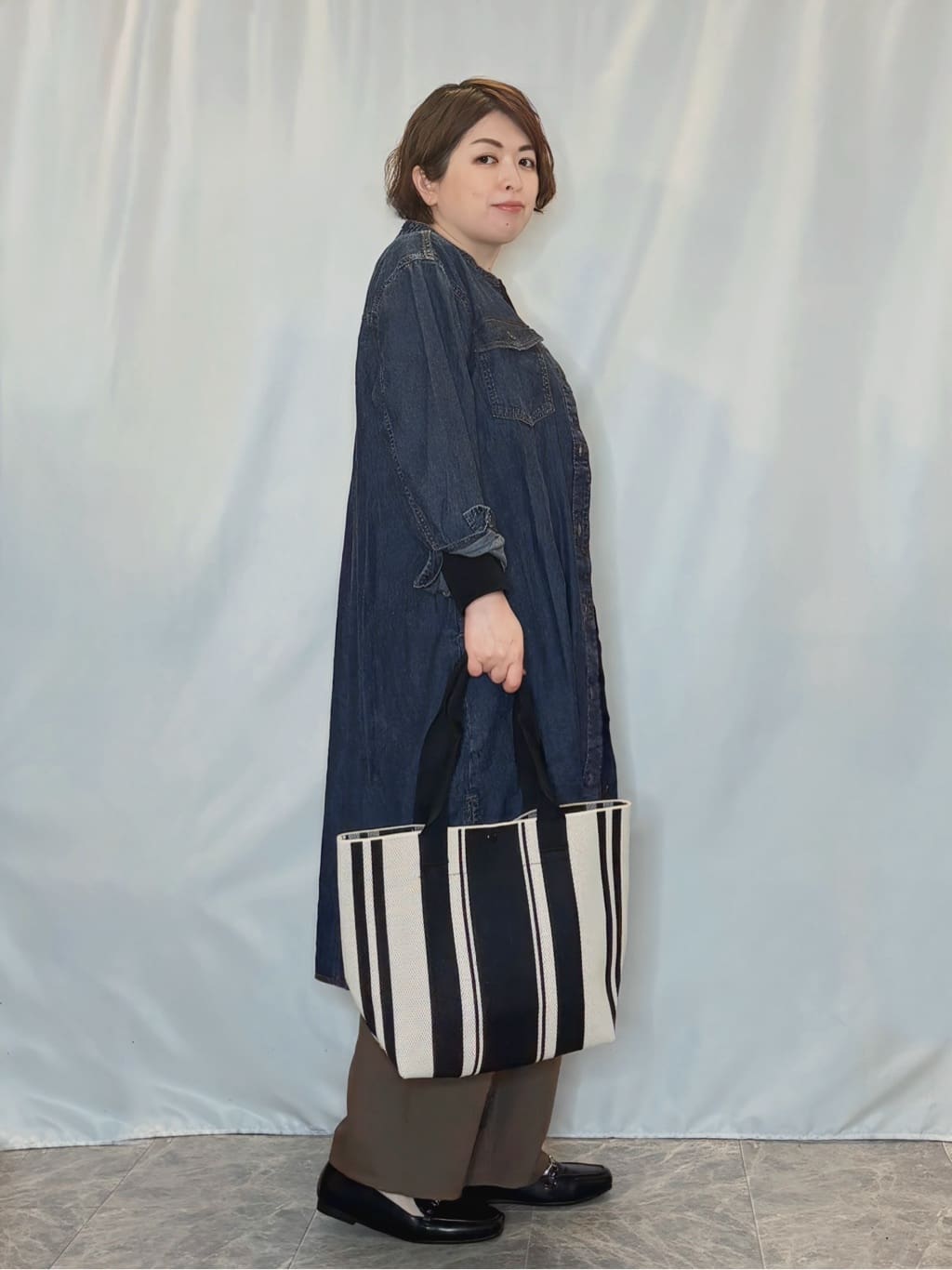 たみさんの「SHOO･LA･RUE｜【ライトオンスデニム/S-LL/体型カバー】首元すっきり ワンピにもなるロングデニムシャツ」を使ったコーディネート
