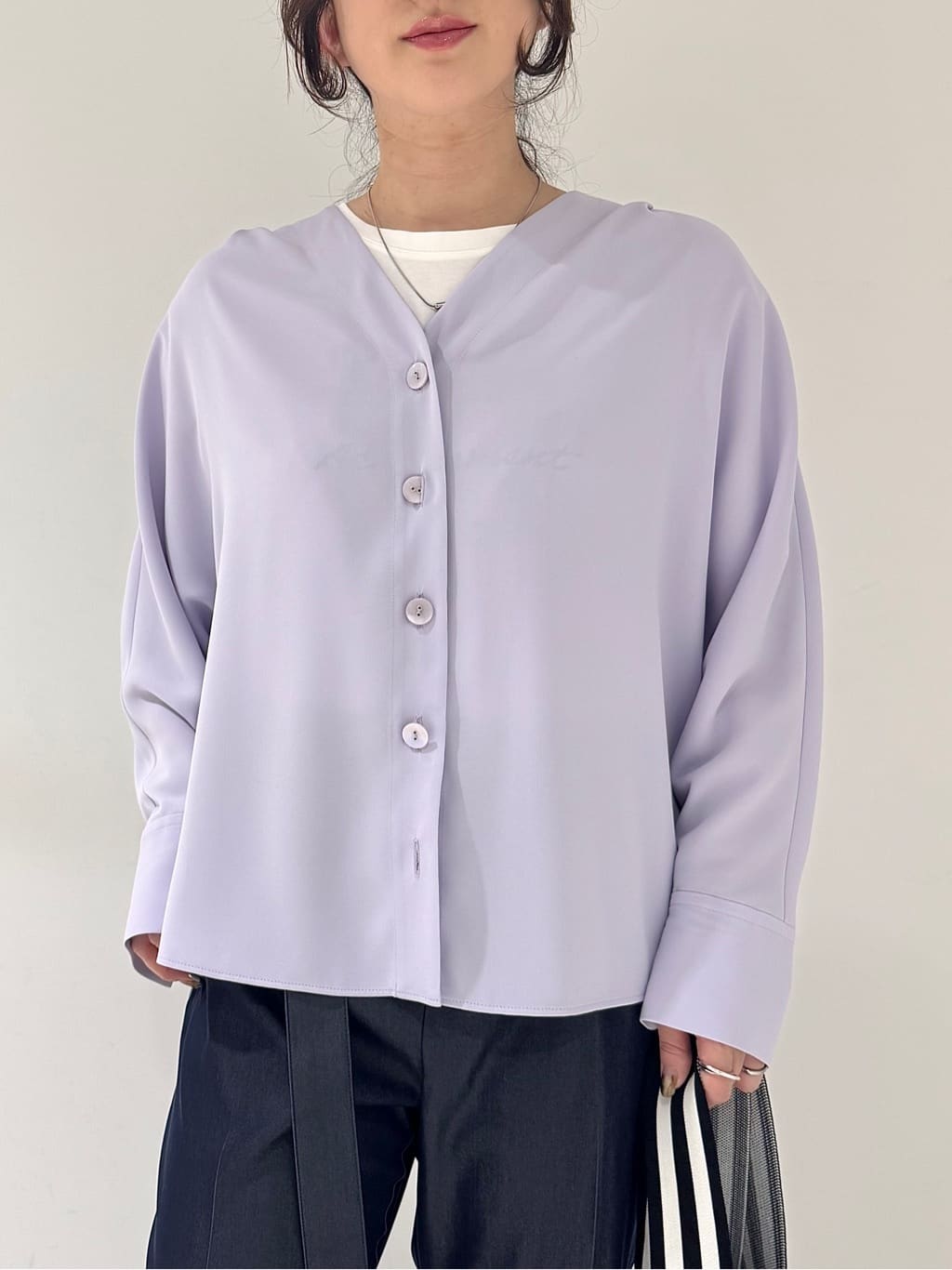 そんさんの「INDIVI｜【洗える／UVケア／マットサテン】Vネックドルマンスリーブブラウス」を使ったコーディネート