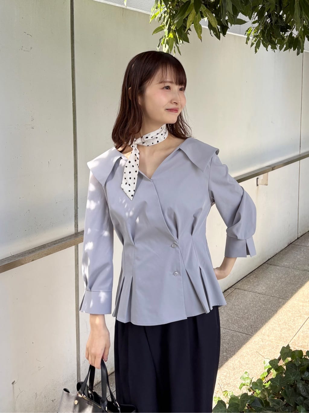 みさかさんの「index｜カシュクールタックシャツ【洗濯機OK／ストレッチ】」を使ったコーディネート
