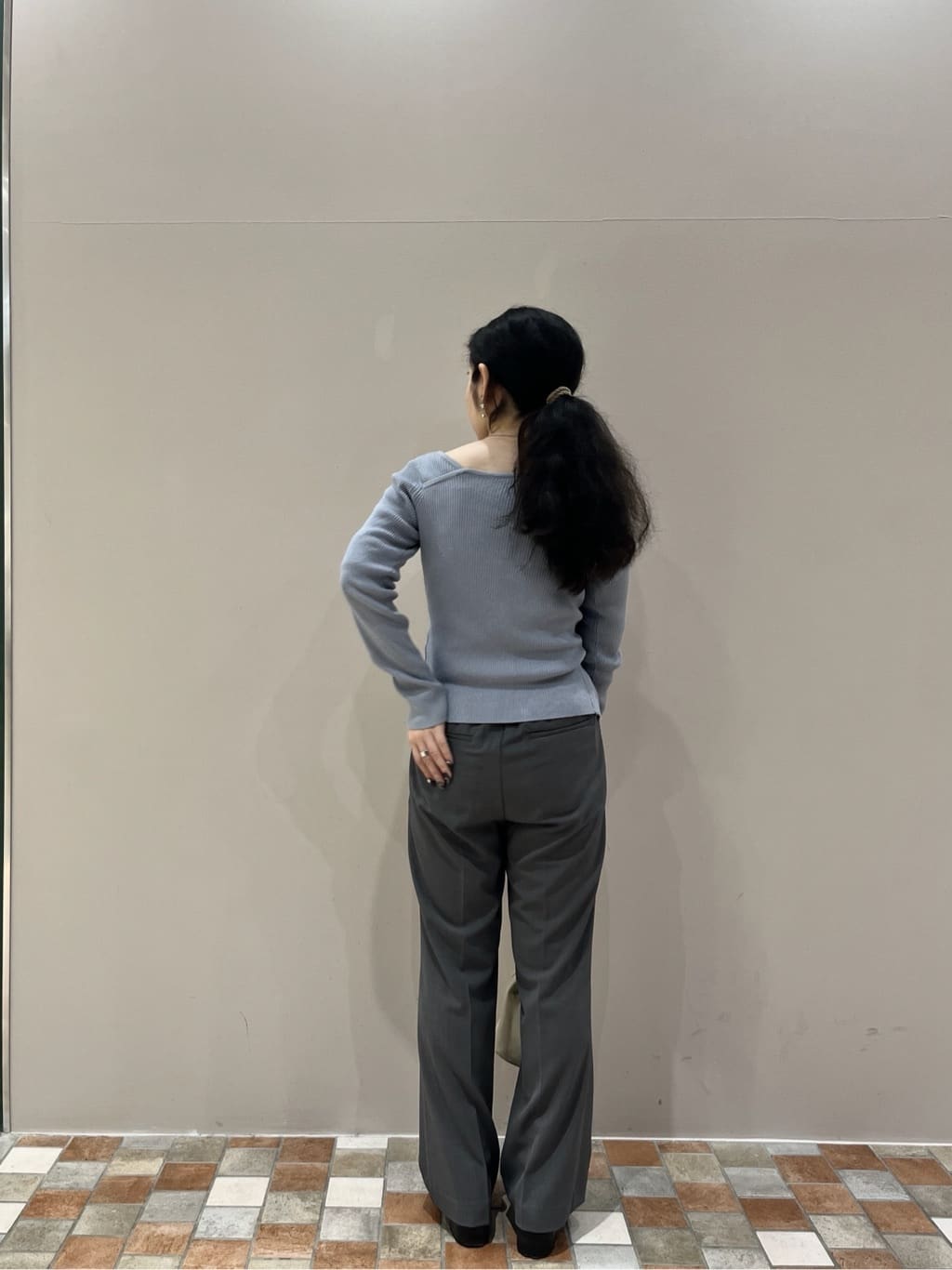 Uminoさんの「INDIVI｜オフショルスリットリブニット」を使ったコーディネート