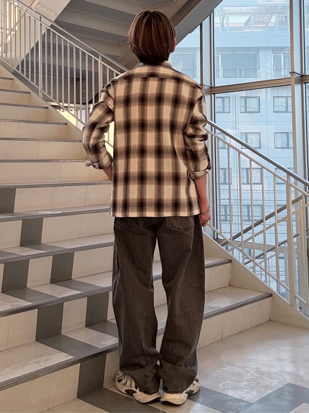 そうごさんの「THE SHOP TK｜【半歩先のオシャレ】デニムカーブパンツ　セットアップ可/洗濯機OK」を使ったコーディネート