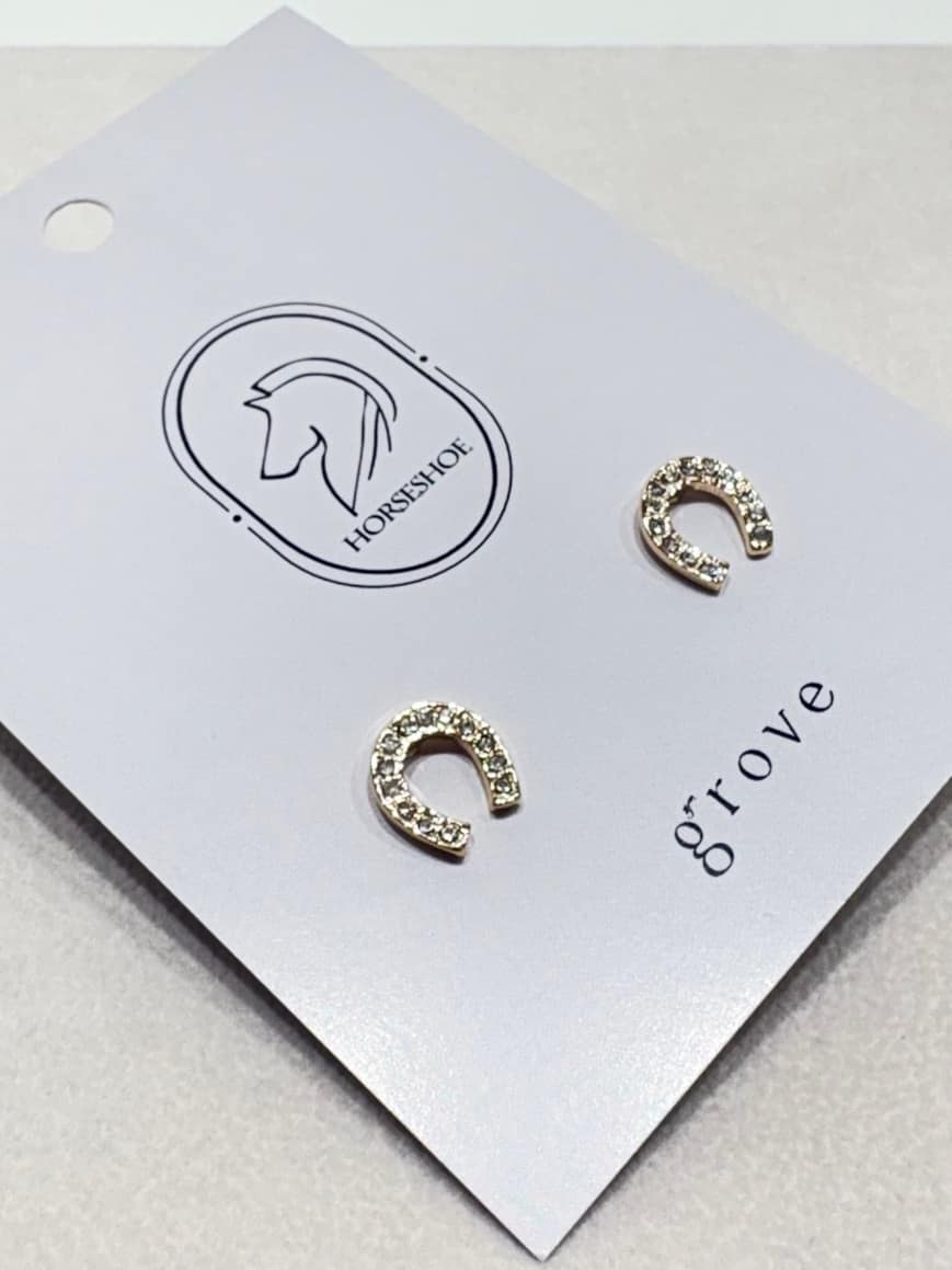 まきさんの「grove｜【HORSESHOEシリーズ】キラキラビジューホースシューピアス」を使ったコーディネート