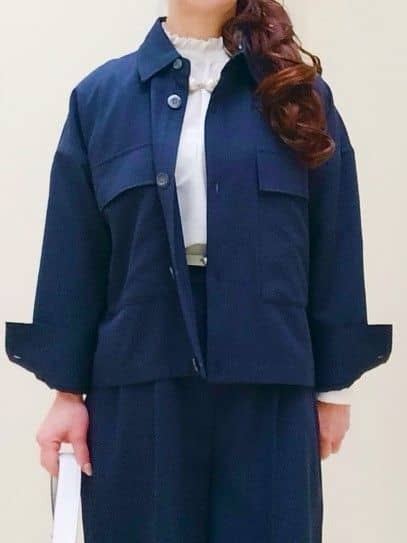 花さんの「Reflect｜【接触冷感】フリルネックサテンジャカードブラウス」を使ったコーディネート