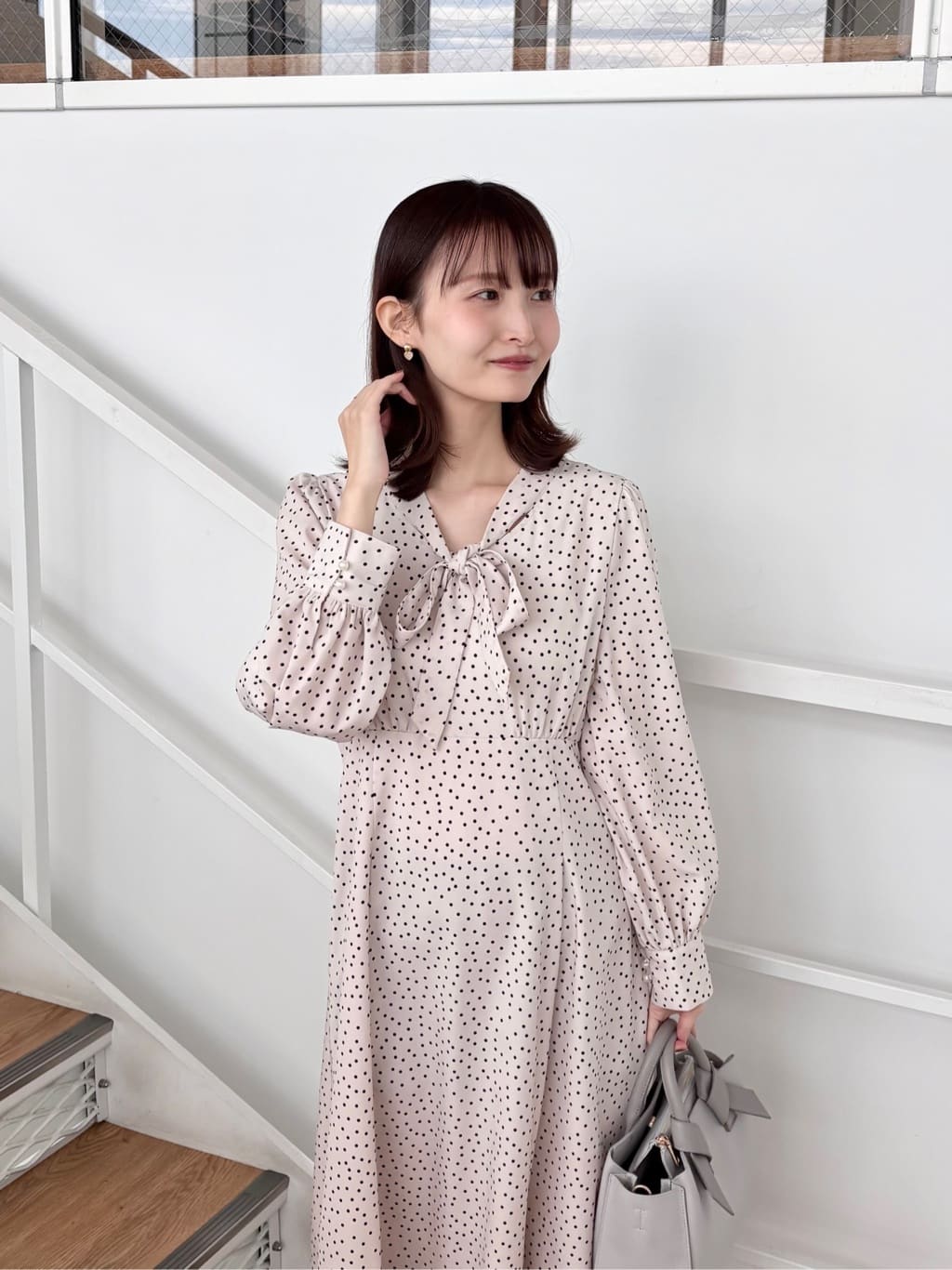 みさかさんの「index｜リボンボウタイドットワンピース【洗濯機OK／イージーアイロン／防シワ】」を使ったコーディネート