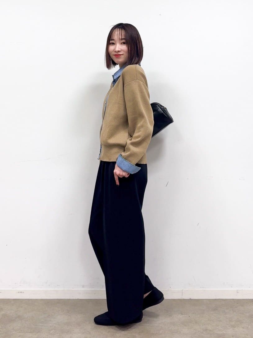 𝐜𝐡𝐢𝐤𝐚さんの「SHOO･LA･RUE｜デニム切替でこなれ顔 金ボタン ニットカーディガン」を使ったコーディネート