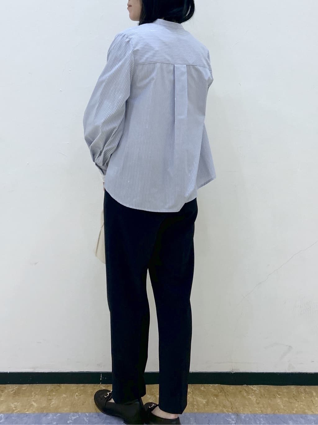 su.さんの「index｜フリルキーネックシャツ【洗濯機OK／イージーアイロン／防シワ】《XS～LL／7col》」を使ったコーディネート