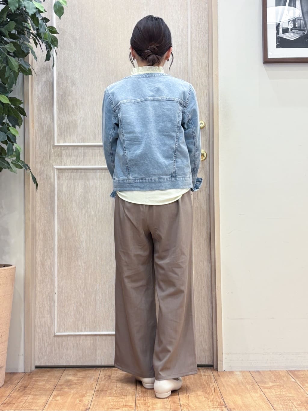なみさんの「SHOO･LA･RUE｜【洗濯後しわになりにくい/S-LL/UV】1枚で華やか　フリル使いがポイント　柔らかブラウス」を使ったコーディネート