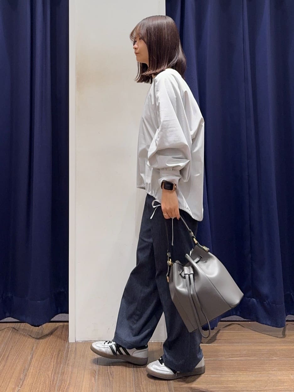 cherryさんの「THE SHOP TK｜キーネックストライプドロストシャツブラウス」を使ったコーディネート