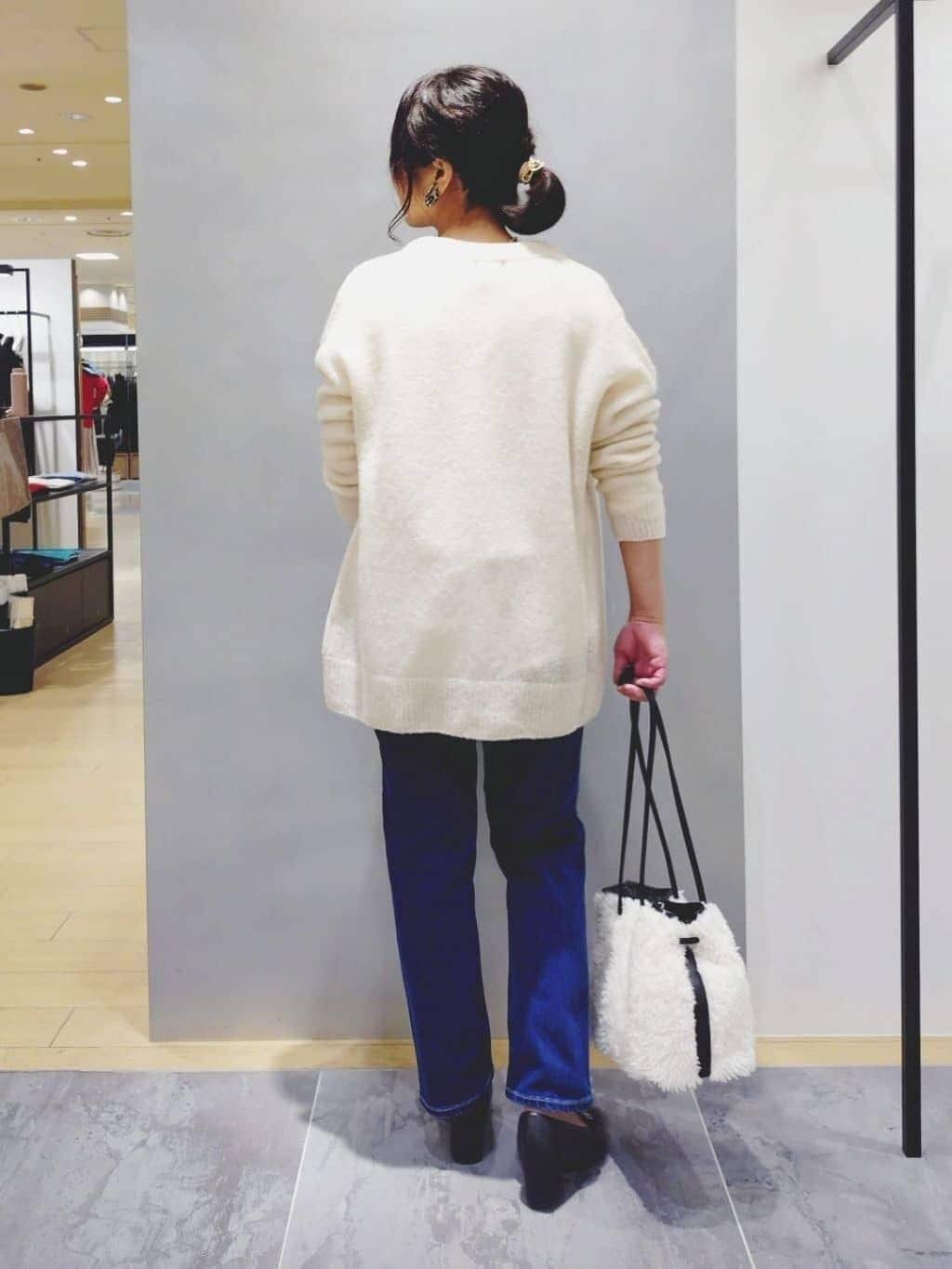 TOMOMIさんの「INDIVI｜【エアリー素材】ブークレ着流しニットカーディガン」を使ったコーディネート