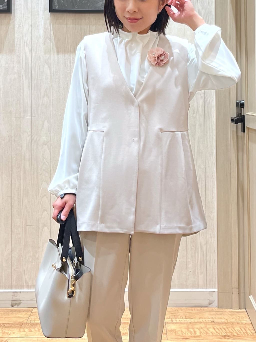 shirayuuuさんの「SHOO･LA･RUE｜【洗濯機可】上品で華やか スタンドフリルブラウス」を使ったコーディネート