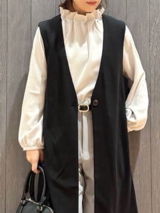 meiさんの「SHOO･LA･RUE｜【洗濯機可/セットアップ可/S-3L】きちんと楽に。カットジョーゼット ロングジレ」を使ったコーディネート