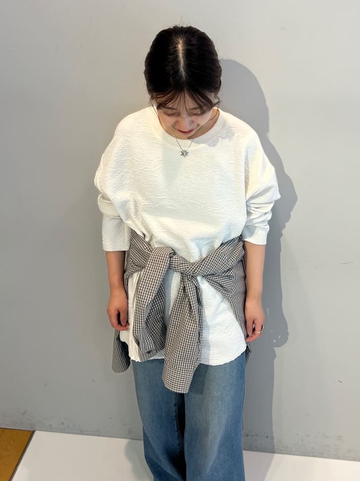 abeさんの「tk.TAKEO KIKUCHI｜アルチザンカットフクレジャカードカットソー」を使ったコーディネート