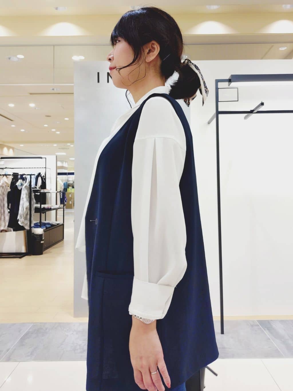 TOMOMIさんの「INDIVI｜【通年活躍！褒められデニム】スキニー デニムパンツ」を使ったコーディネート