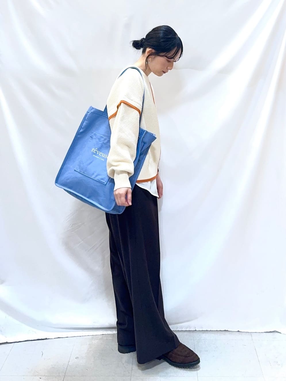 𝐇𝐢𝐫𝐨𝐦𝐢さんの「SHOO･LA･RUE｜【前後2WAY/S-LL】体型カバーもこなれ見えも叶う　ふんわりお袖の配色パイピングニット」を使ったコーディネート