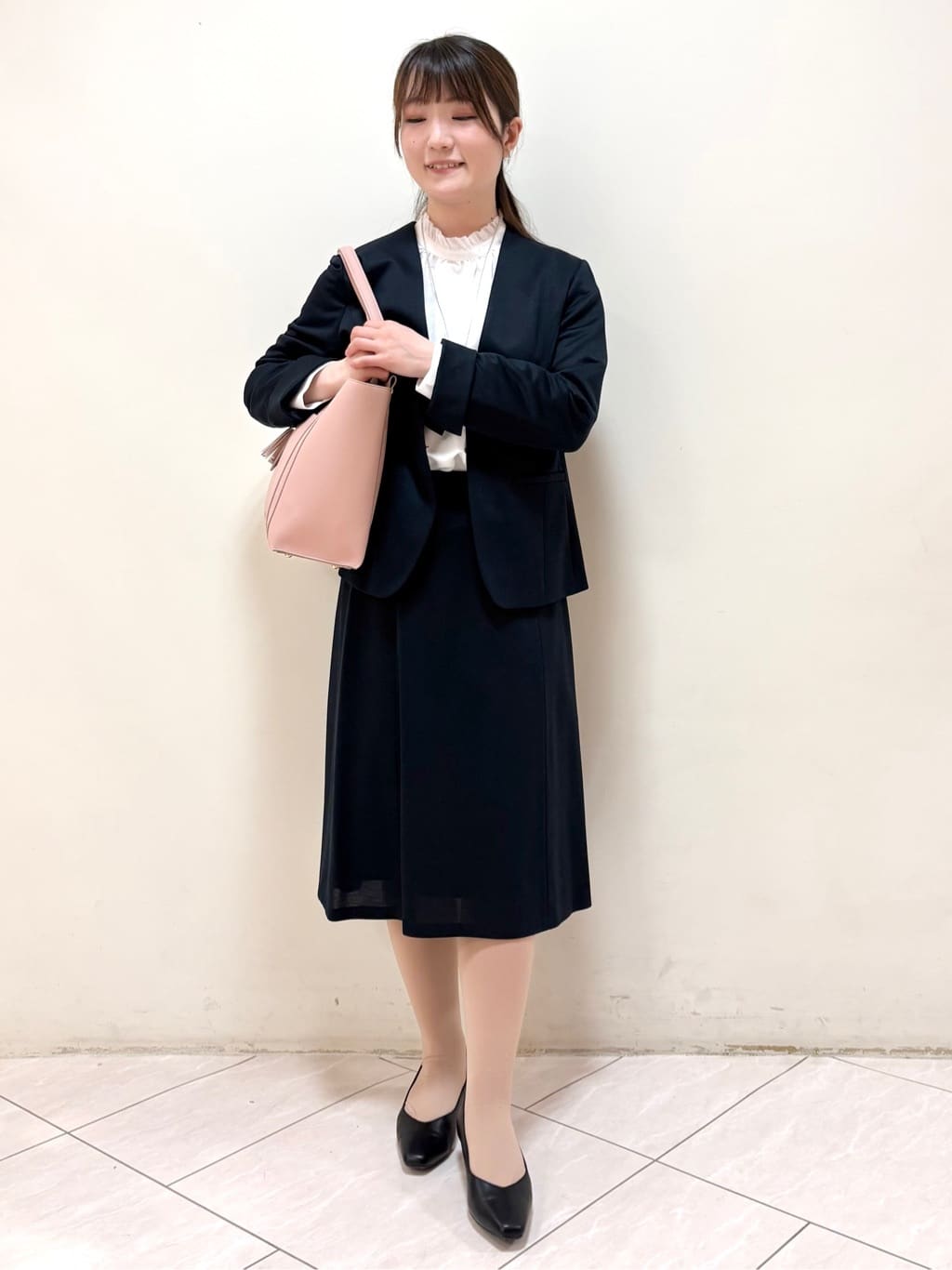 mikiさんの「Reflect｜【接触冷感】フリルネックサテンジャカードブラウス」を使ったコーディネート