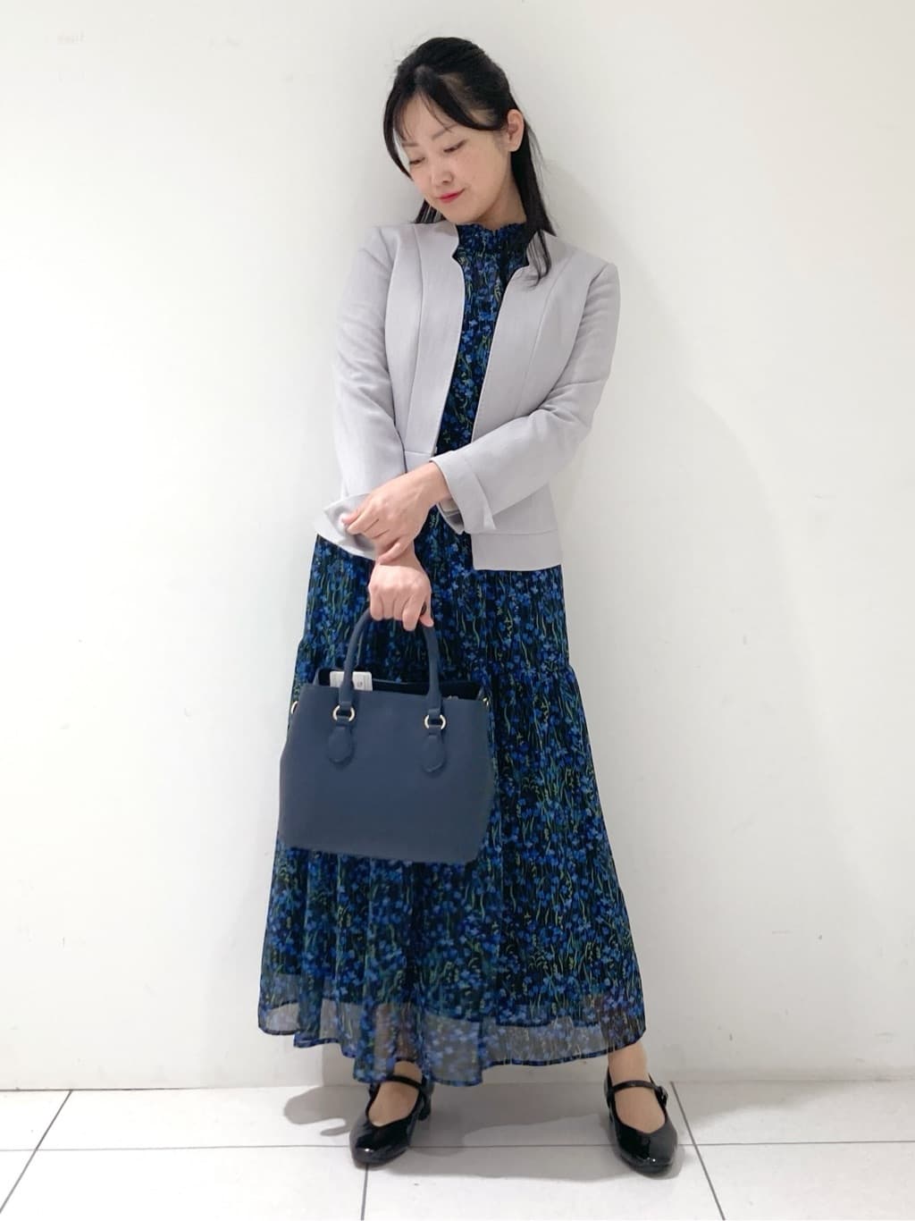 momokoさんの「INDIVI｜【秋映え柄/セットアップ可能】フラワーシフォンブラウス」を使ったコーディネート