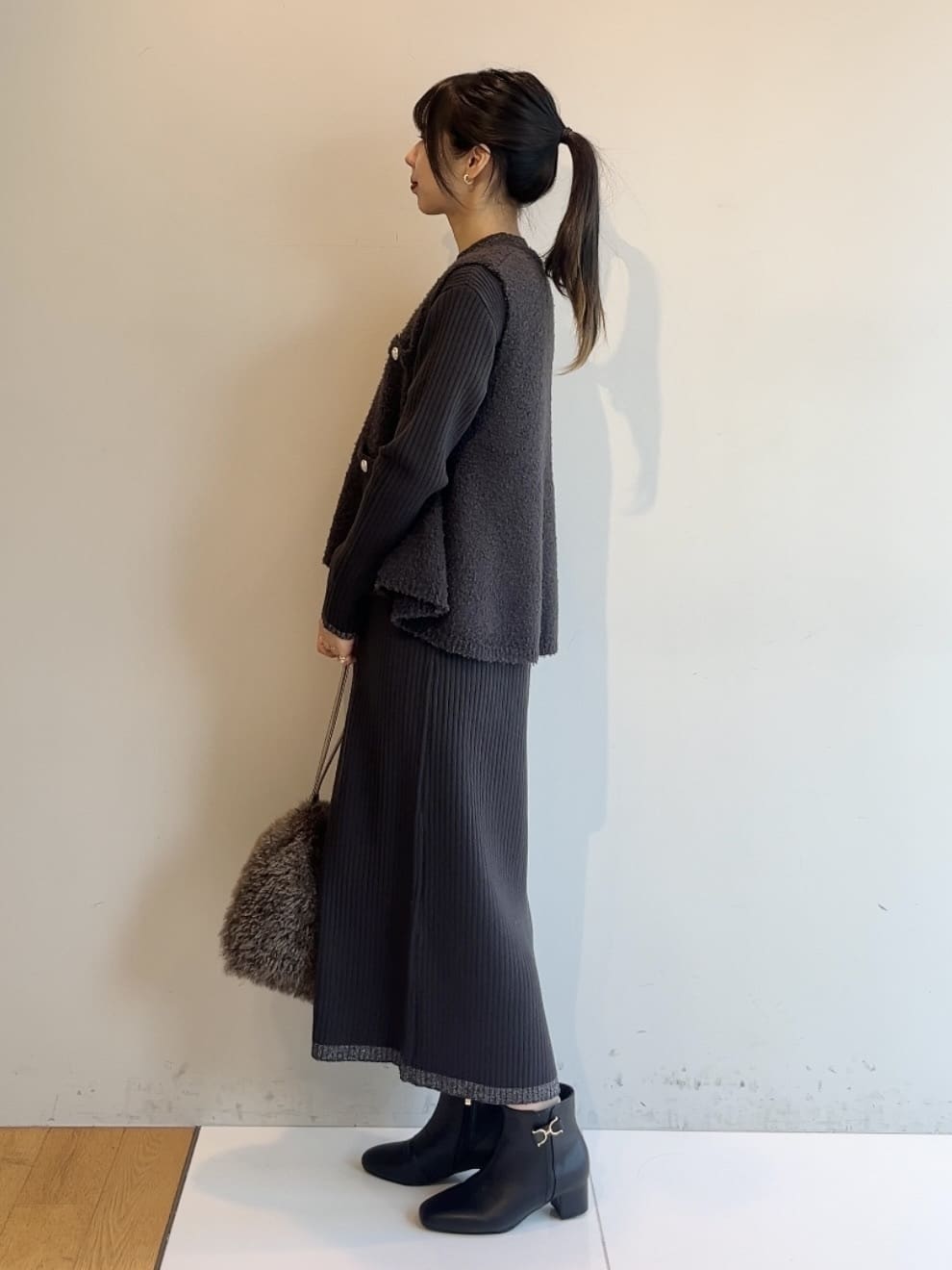 cotaniさんの「grove｜【2点SET/体型カバー】一枚で決まる、ペプラムベスト&times;ニットワンピース」を使ったコーディネート