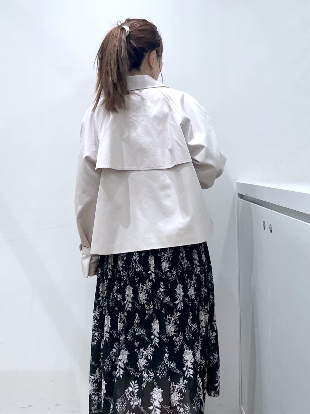 Junさんの「index｜キャンディスリーブショートトレンチコート【洗濯機OK／撥水／防花粉】《5col》」を使ったコーディネート
