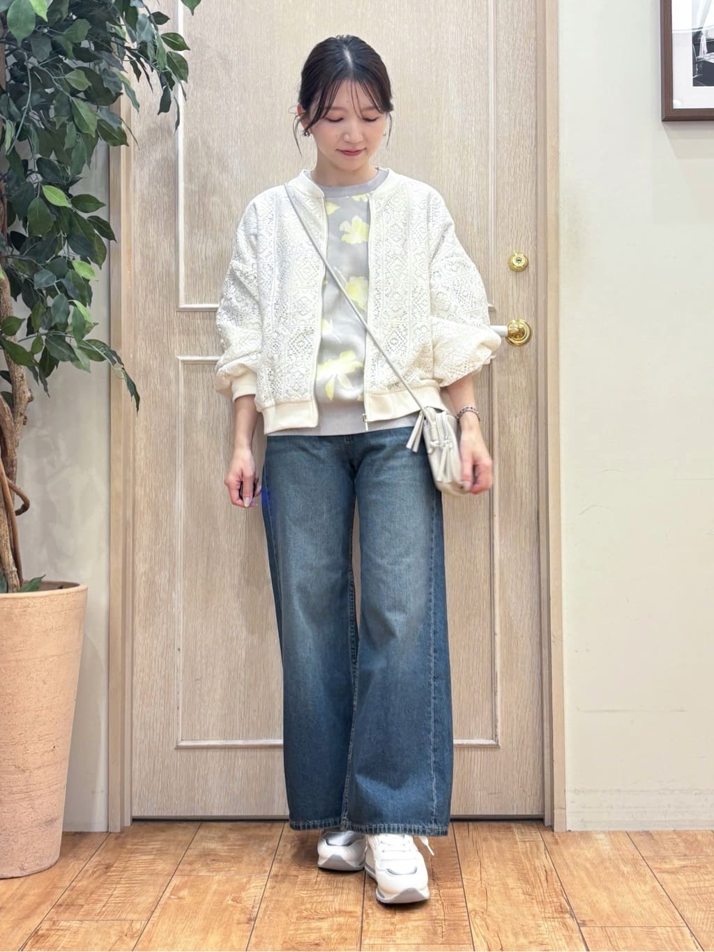 なみさんの「SHOO･LA･RUE｜ちょうどいい華やかさ　ふんわりレースブルゾン」を使ったコーディネート