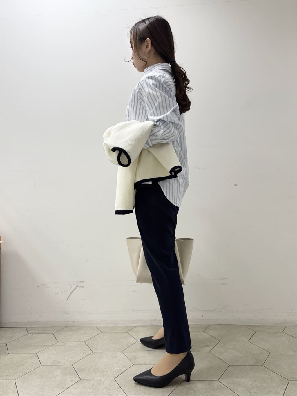 kahoさんの「INDIVI｜【褒められパンツ／高ストレッチ】タックテーパードパンツ」を使ったコーディネート