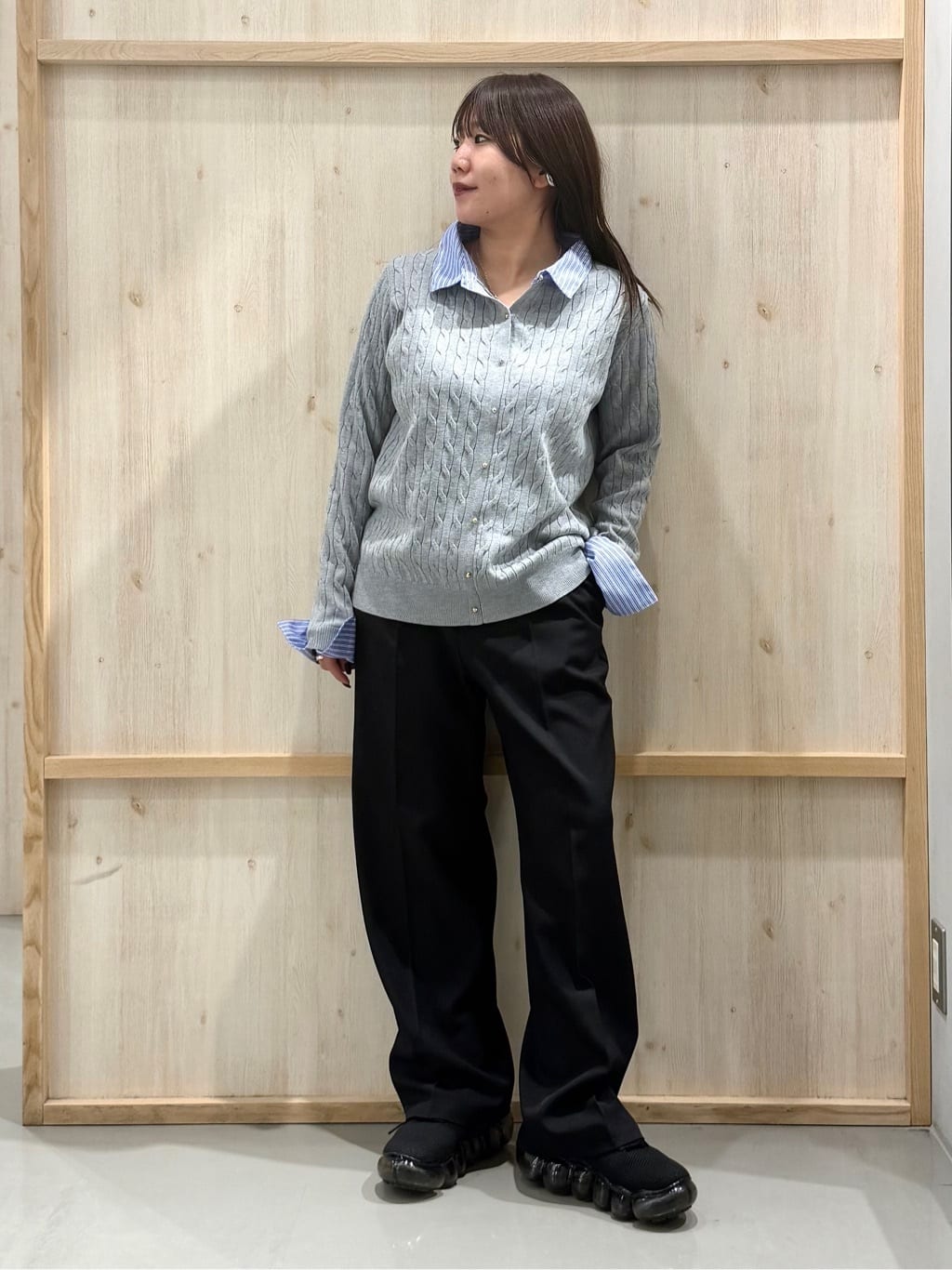nanaさんの「THE SHOP TK｜【1枚でスタイル決まる】シャツレイヤード風 襟付ケーブルニット」を使ったコーディネート