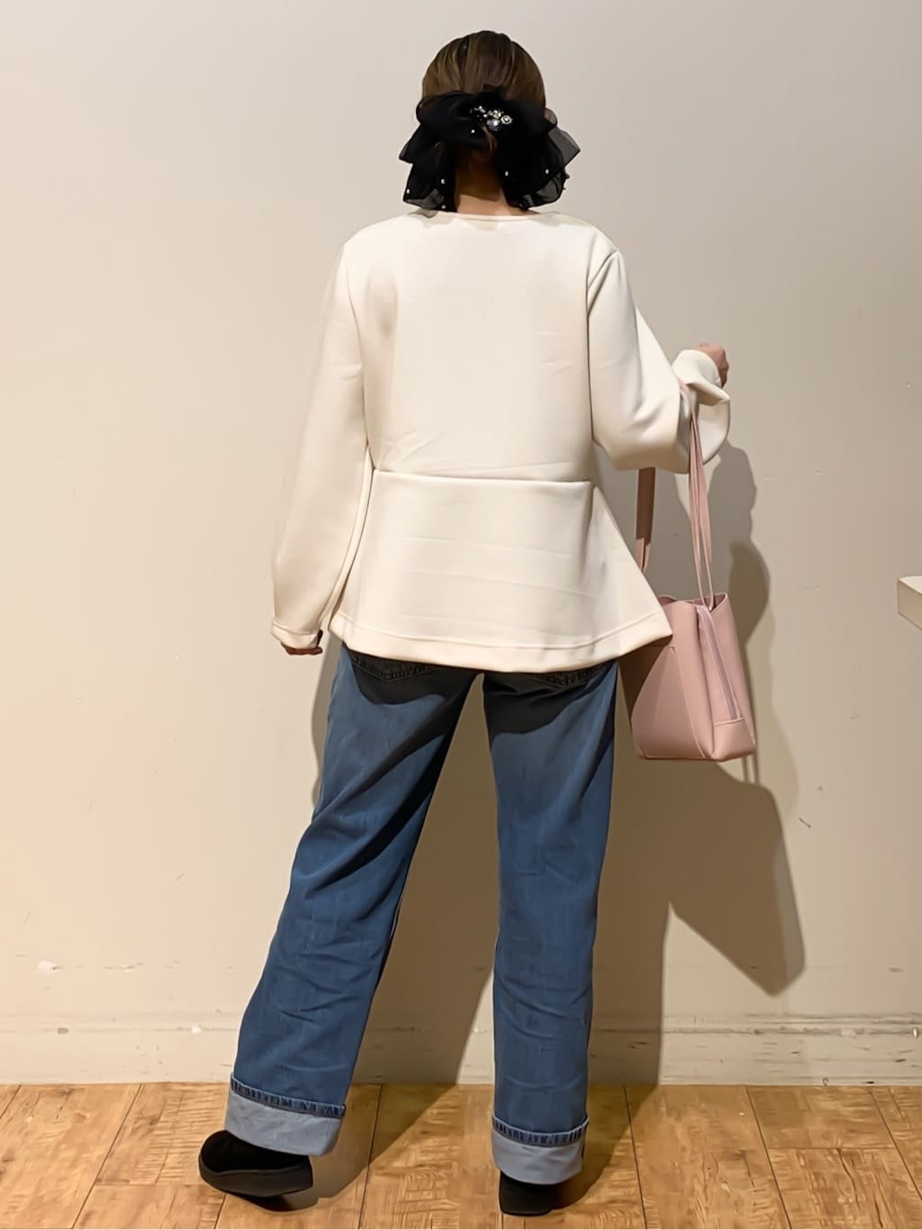 MEGさんの「SHOO･LA･RUE｜【セットアップ可/S-LL/なめらかタッチ】上品見え フェイクパール付きペプラムトップス」を使ったコーディネート