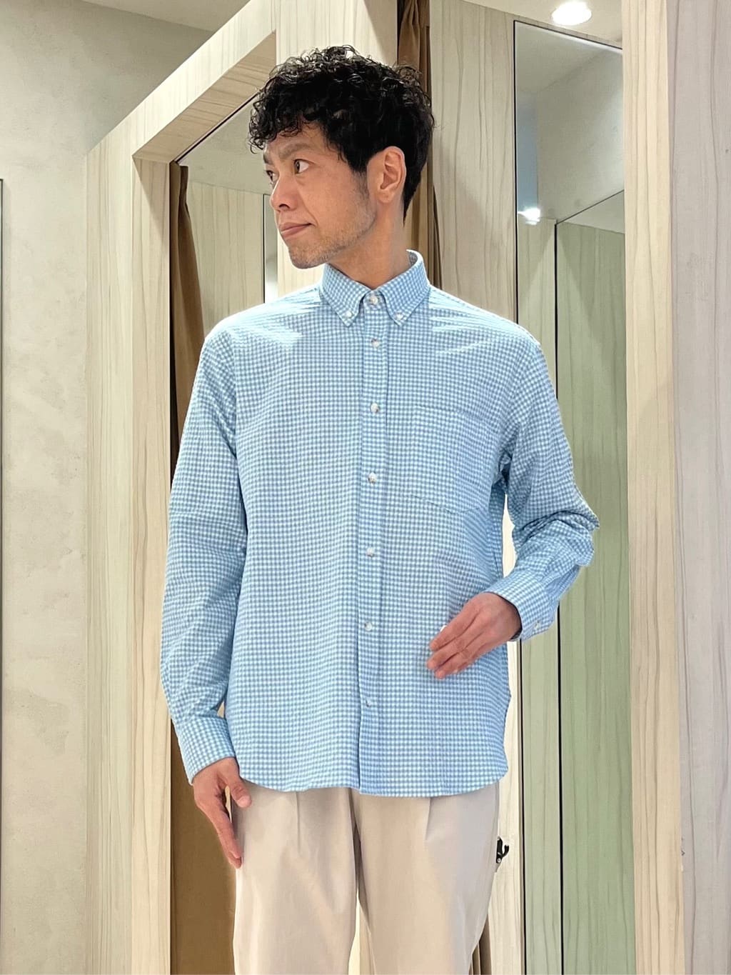 URAさんの「TAKEO KIKUCHI｜【抗菌防臭/シーズンレス】シアサッカーギンガムチェック ストレッチシャツ」を使ったコーディネート