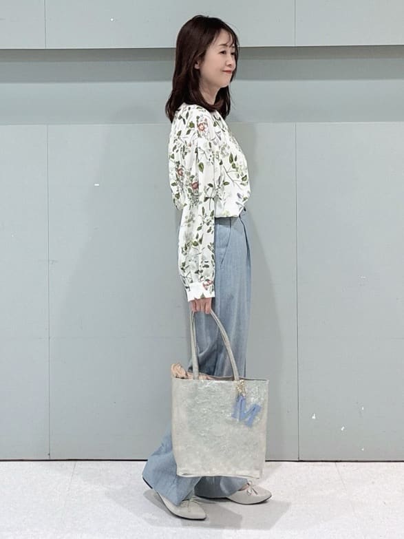 makiさんの「UNTITLED｜【花柄/洗える】ボタニカルブラウス」を使ったコーディネート