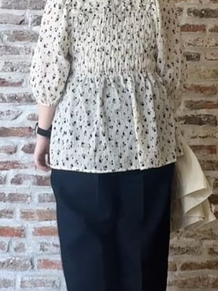 tokiさんの「THE SHOP TK｜大人のフェミニンスタイルに 花柄楊柳シャーリングブラウス」を使ったコーディネート