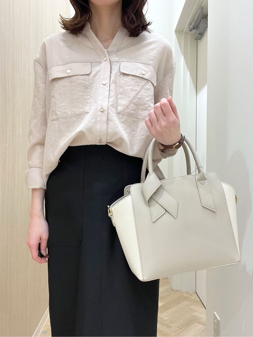  おまつさんの「grove｜【貴島明日香さん着用】お仕事も普段も。今どきワークシャツブラウス」を使ったコーディネート