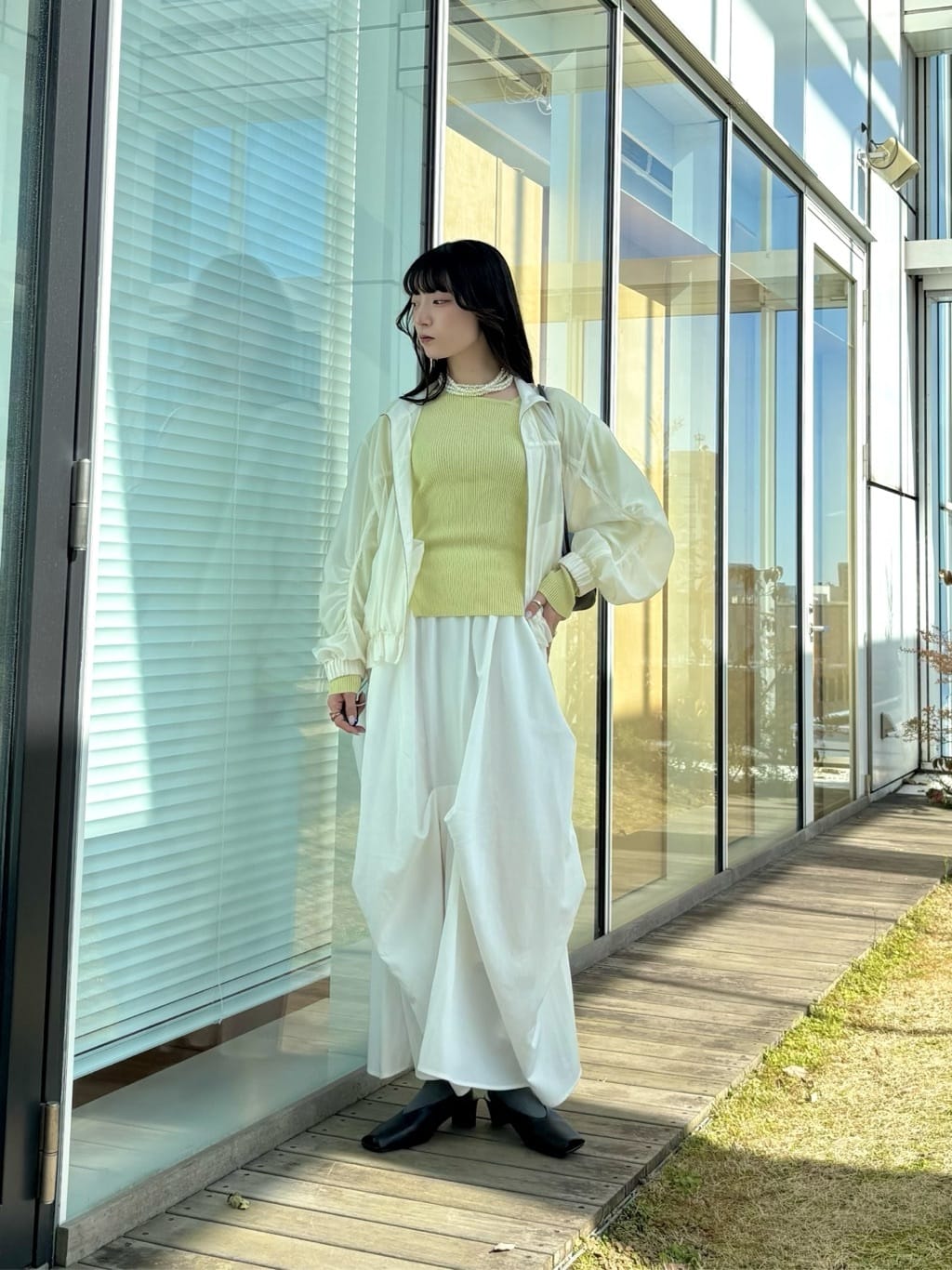 ibukiさんの「INDIVI｜オフショルスリットリブニット」を使ったコーディネート