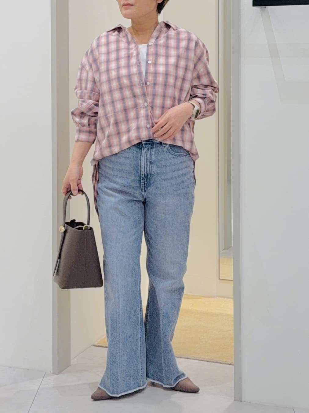 タナさんの「THE SHOP TK｜【後ろ姿もサマになる】バックシャーリングシャツ」を使ったコーディネート