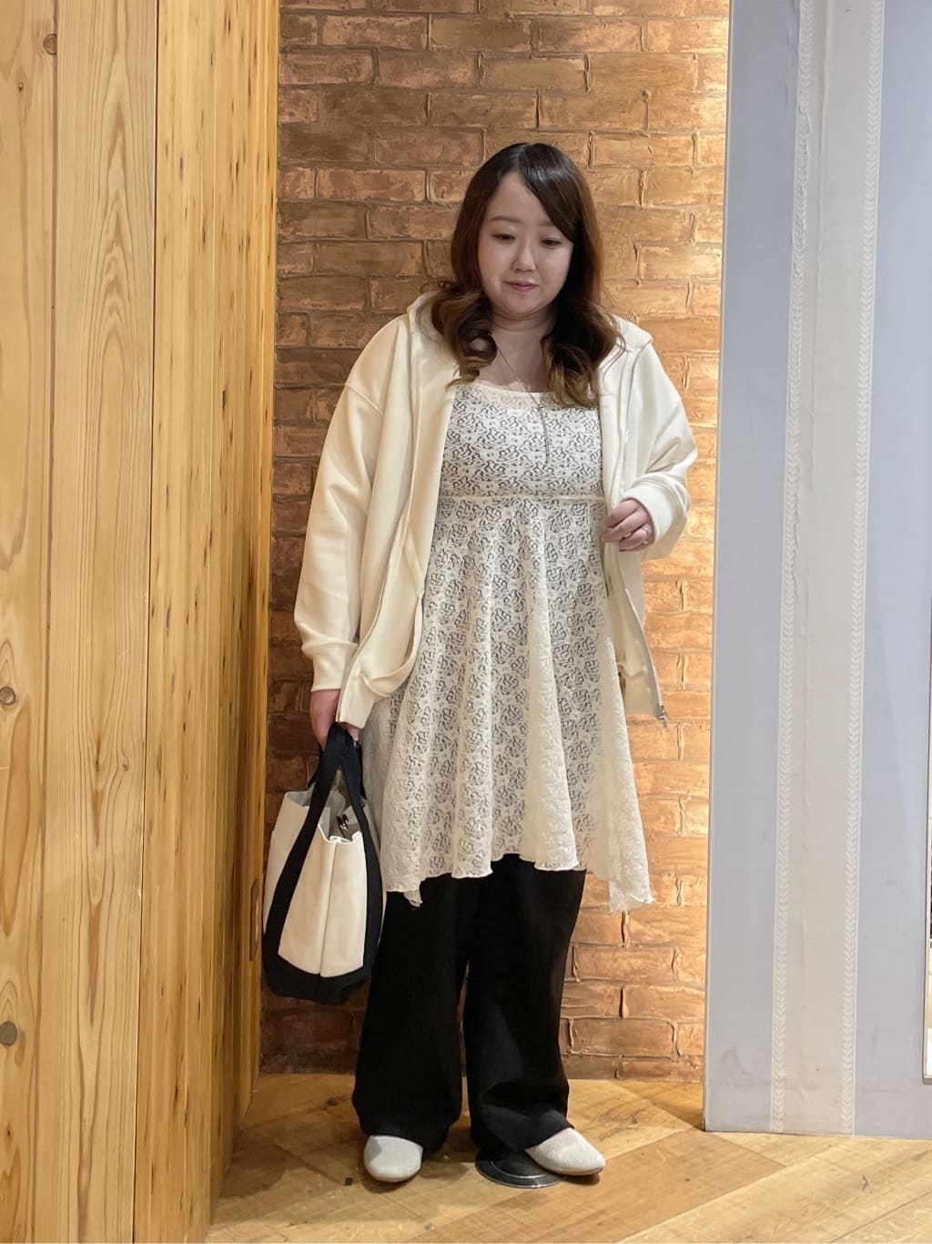 Risaさんの「SHOO･LA･RUE｜【セットアップ可/S-LL/なめらかタッチ】大人カジュアルスタイルに ZIPパーカ」を使ったコーディネート