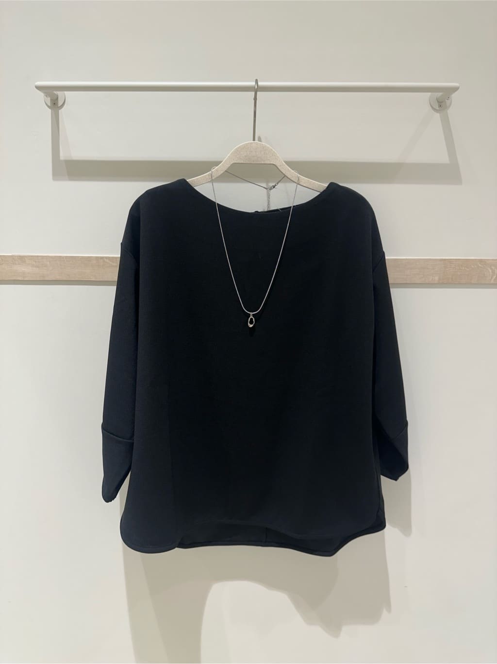 HAKUMAIさんの「SHOO･LA･RUE｜【防花粉/S-LL】ウエストマークですっきり見え　軽やかスタンドブルゾン」を使ったコーディネート