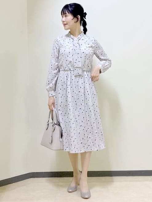  beni_gingerさんの「Reflect｜【セレモニー／通勤／おでかけに◎】フラワープリントボウタイワンピース」を使ったコーディネート