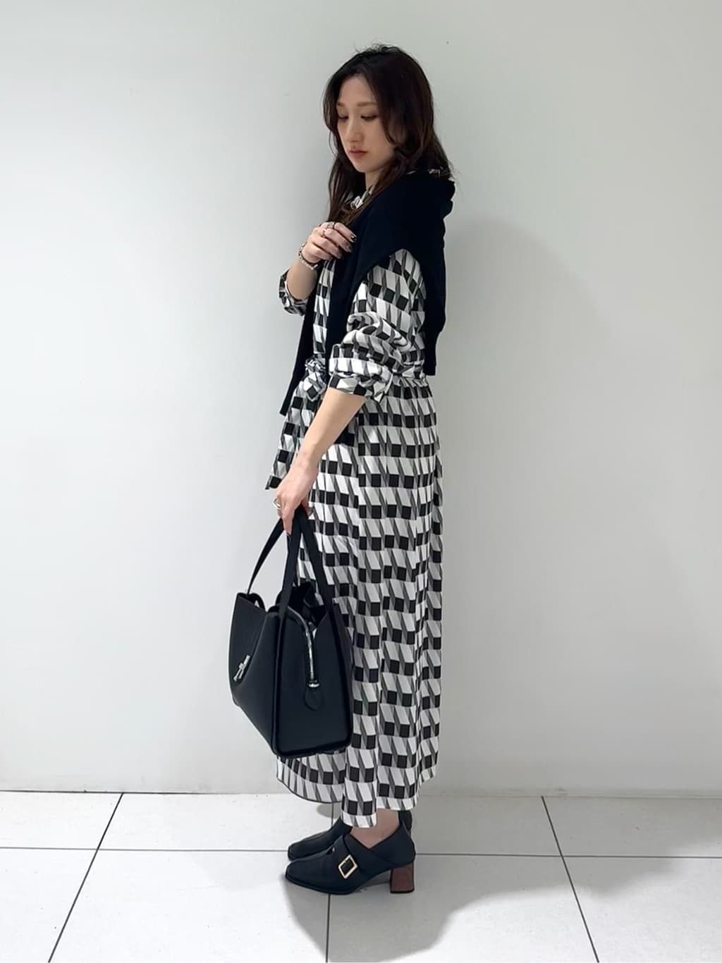 そんさんの「INDIVI｜【洗える／前後2WAY／アンサンブル可能】ドルマンスリーブカーディガン」を使ったコーディネート