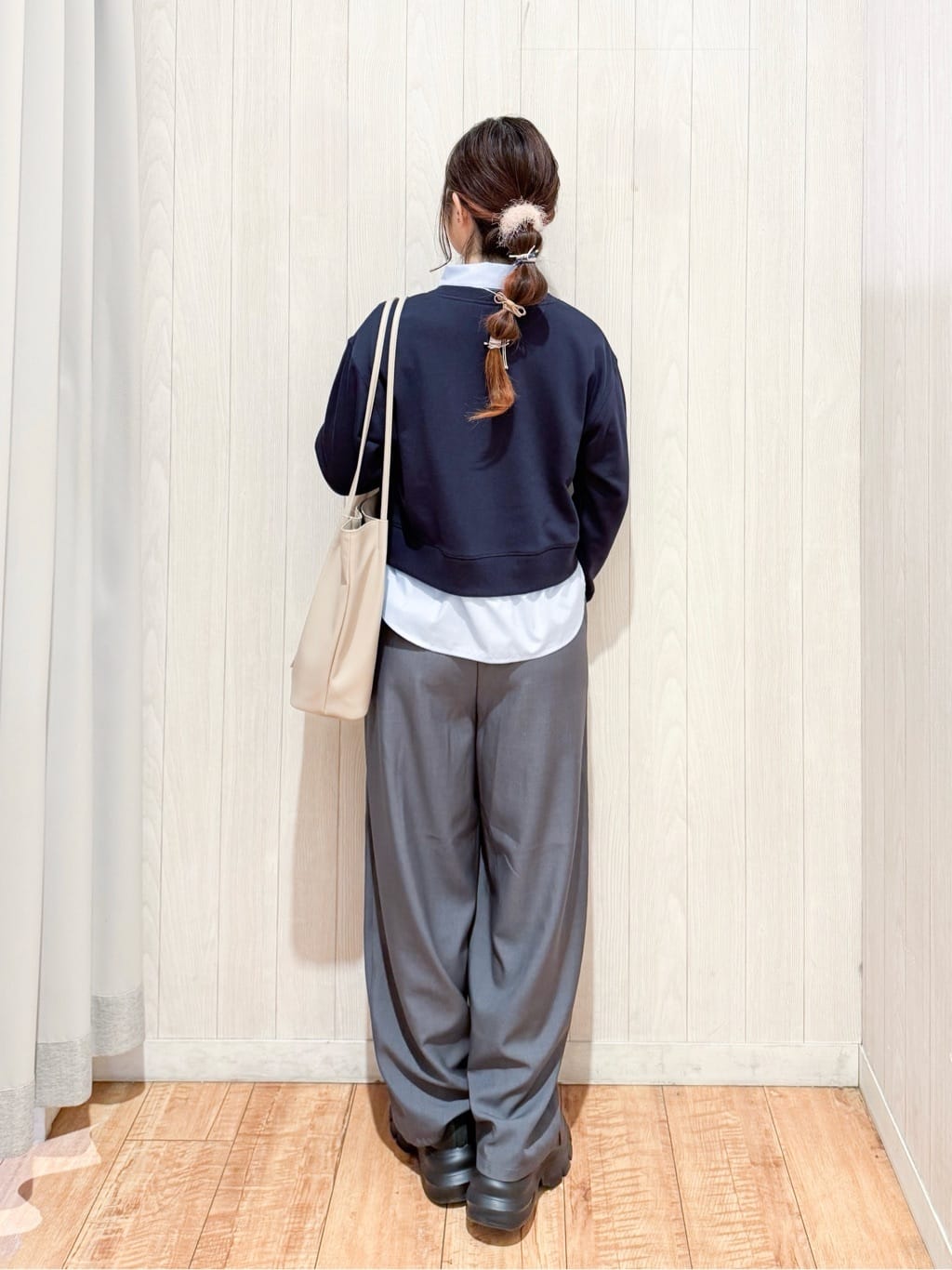 愛さんの「SHOO･LA･RUE｜【A4/軽量】多ポケットでらくらく収納 つまみハンドルトートバッグ」を使ったコーディネート