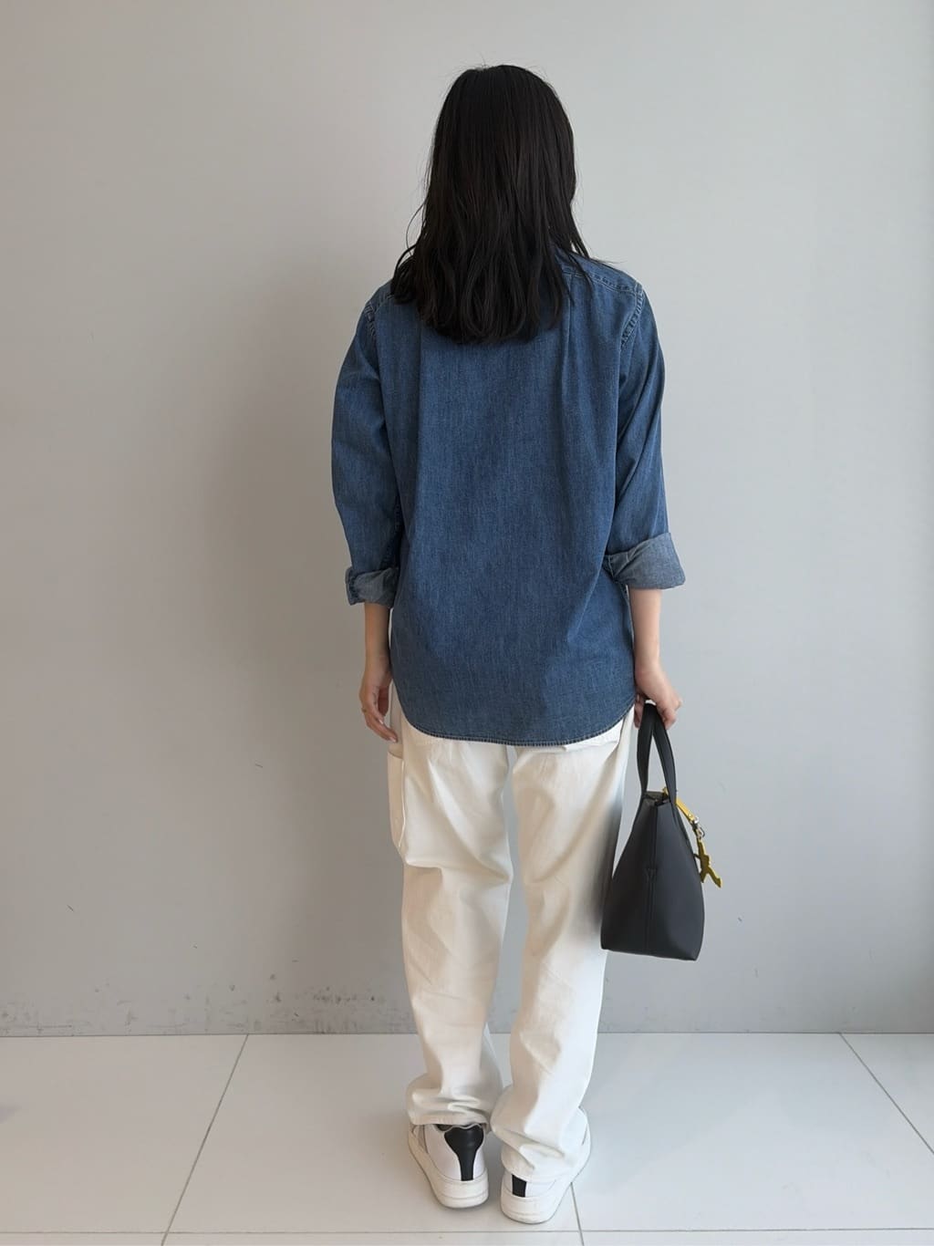 Akutagawaさんの「TAKEO KIKUCHI｜【BOWLER HAT LABEL】Tエンブレム デニムシャツ」を使ったコーディネート
