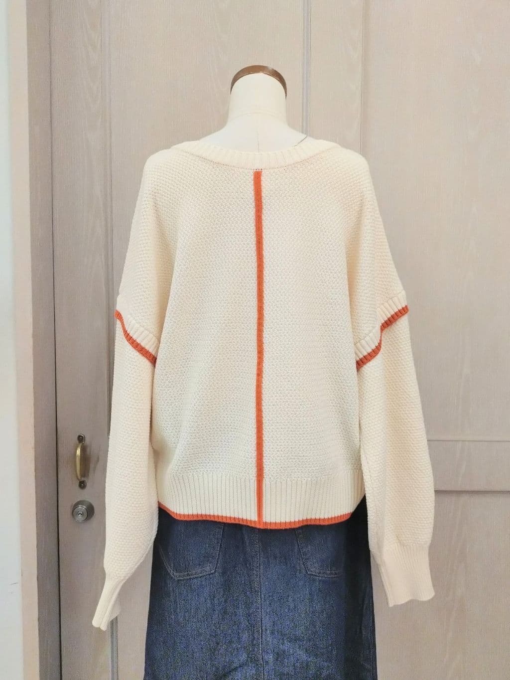 asaさんの「SHOO･LA･RUE｜【前後2WAY/S-LL】体型カバーもこなれ見えも叶う　ふんわりお袖の配色パイピングニット」を使ったコーディネート
