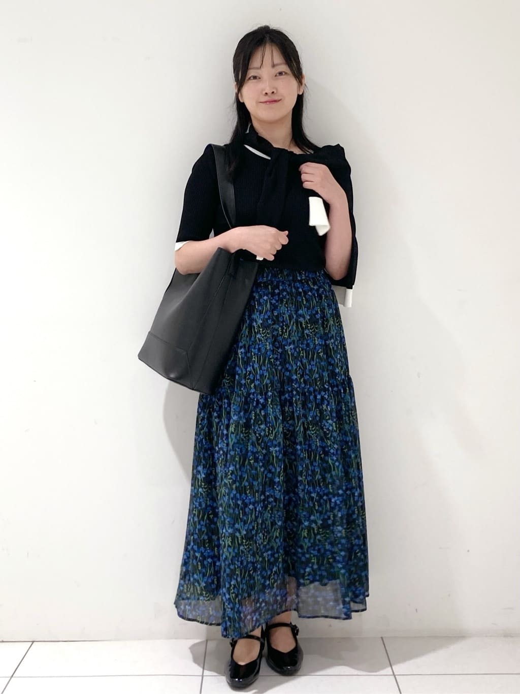 momokoさんの「INDIVI｜【通年活躍！／アンサンブル可能】クルーネックカーディガン」を使ったコーディネート