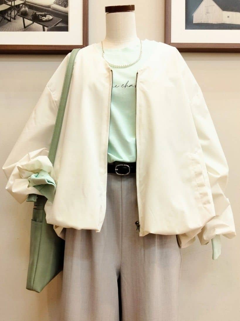 うっちーさんの「SHOO･LA･RUE｜【防風/撥水/S-LL】お顔回りすっきり見え　Vネックバルーンブルゾン」を使ったコーディネート