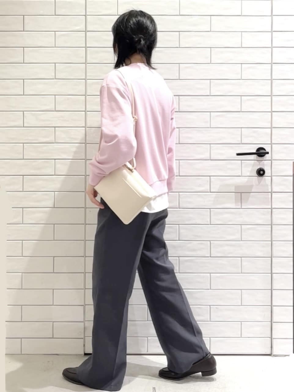 しおりさんの「OPAQUE.CLIP｜ロゴ刺繍裏毛トップス【洗濯機OK】」を使ったコーディネート