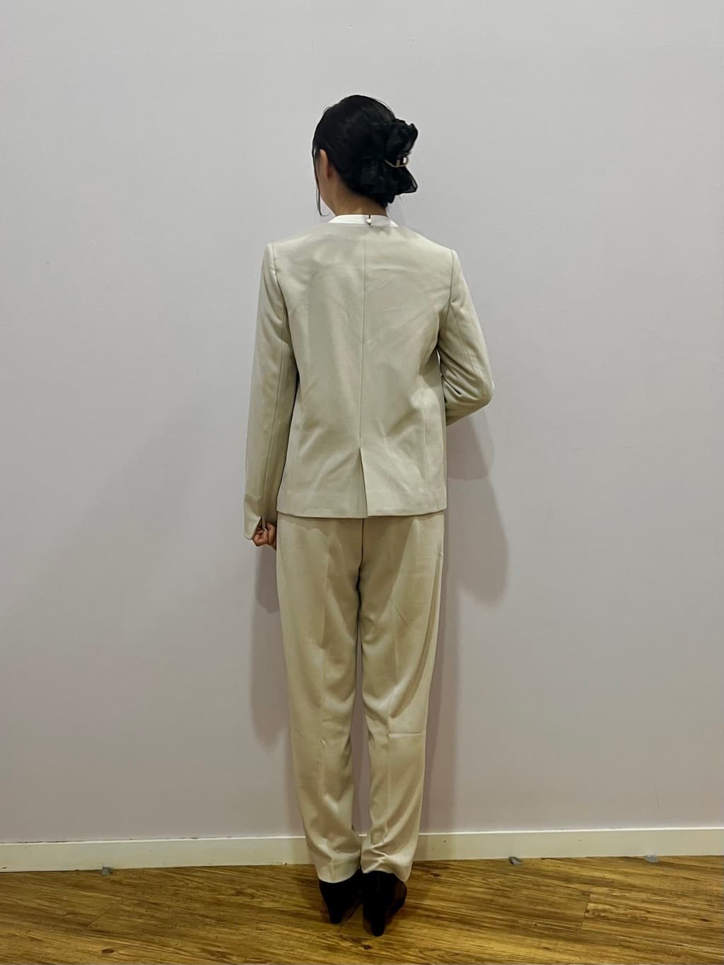 しいなさんの「SHOO･LA･RUE｜【洗濯機可/セットアップ可/S-3L】きちんと楽に。カットジョーゼットノーカラージャケット」を使ったコーディネート